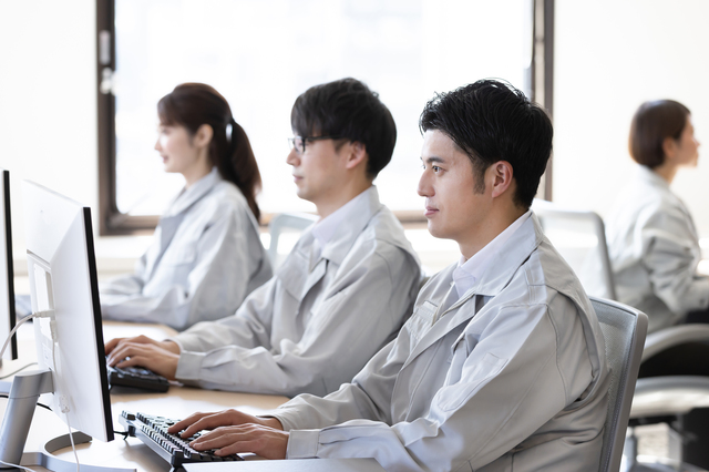 工場で働く人々